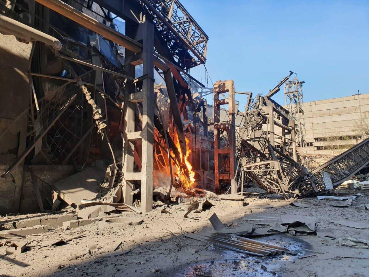 The largest Ukrainian metallurgy enterprise in Kramatorsk burning after missile strike